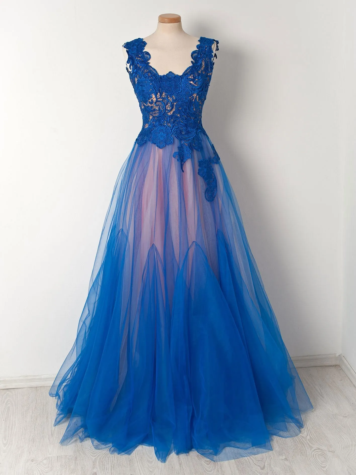 A-line Scoop Neck Floor-Length Tulle Appliqued Prom Dresses 2820